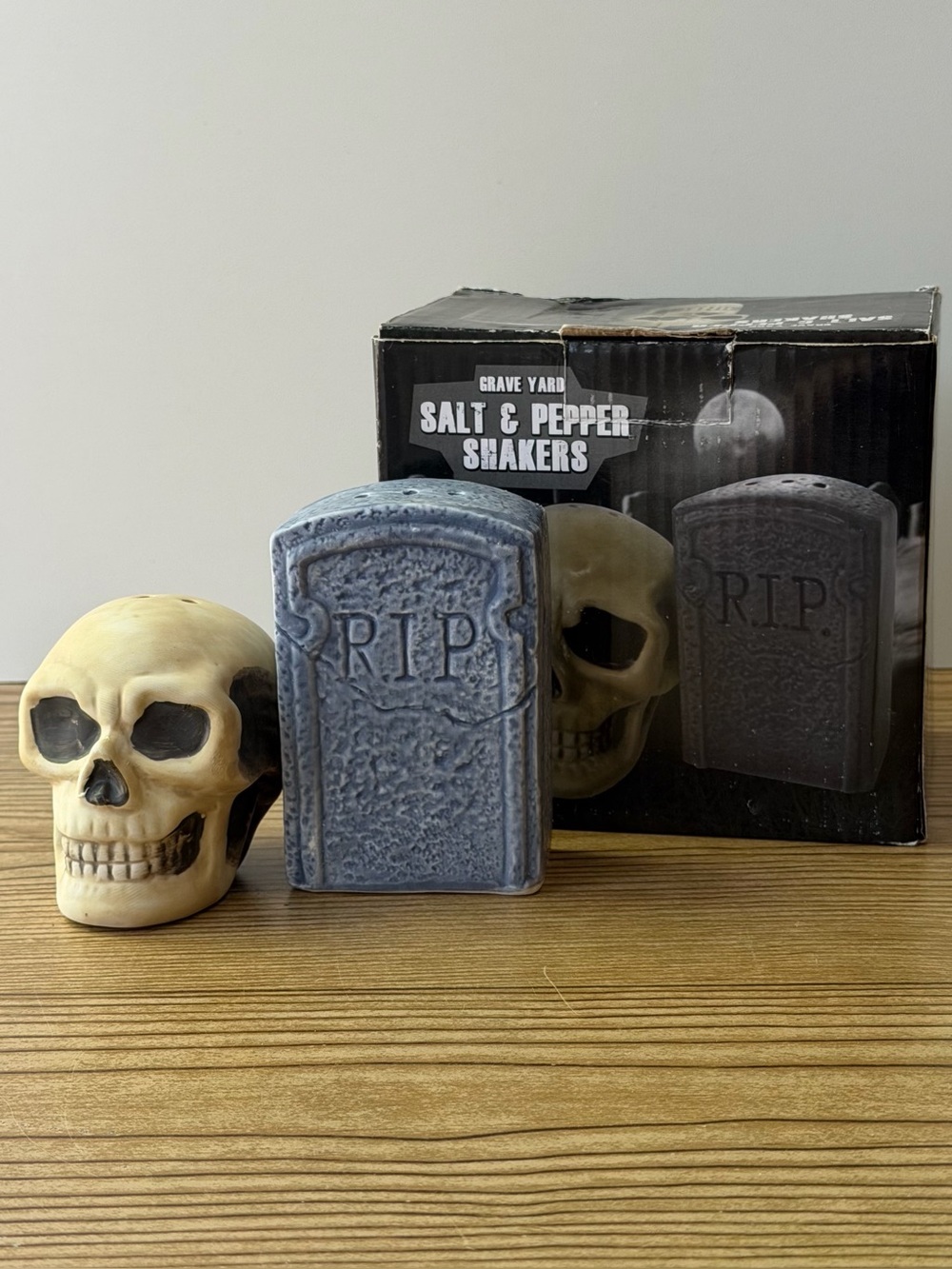 Exclusive Horror Block Skull & Tombstone Graveyard Salt And Pepper Shakers 2015